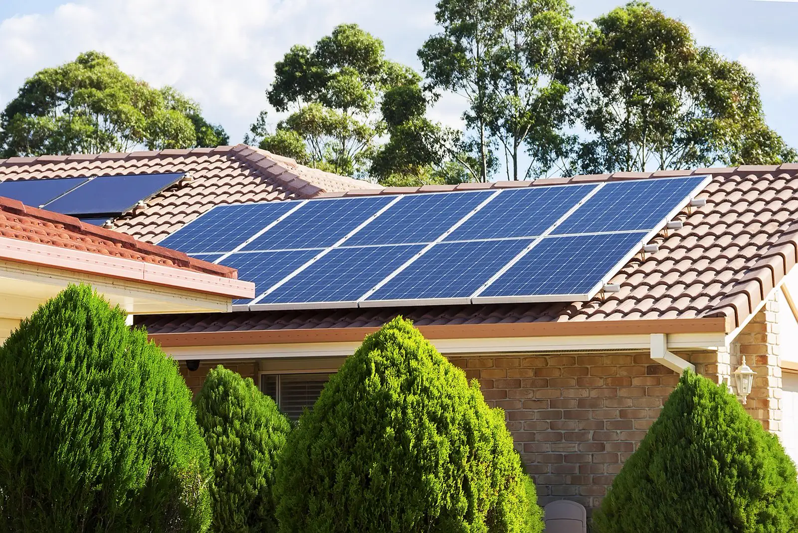 Casa com sistema de energia solar instalado no telhado