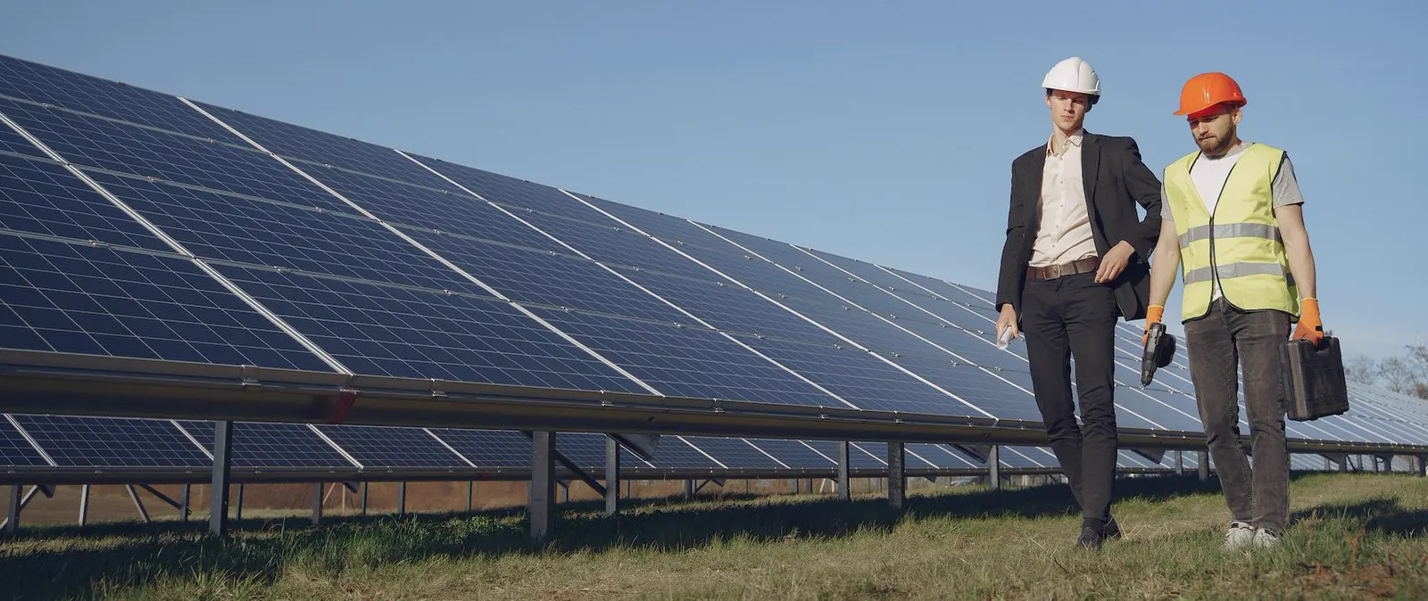 Engenheiros avaliando uma usina de placas solares